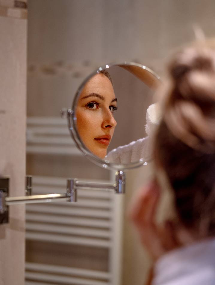 Spiegelbild einer jungen Frau