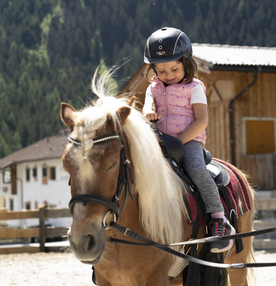 Ponyreiten im Stubaital - Kind reitet auf Pony